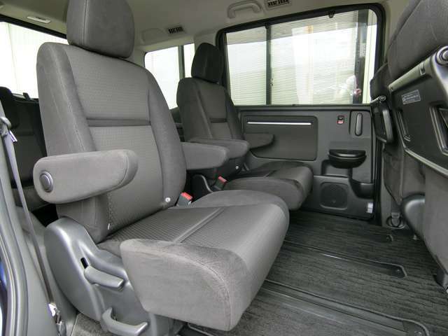 ひとりがけ席が2つでくつろげるキャプテンシート、両側にアームレストも装備します。