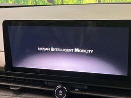 【メーカー純正12型ナビ】インテリアに溶け込むスタイリッシュな「専用設計」メーカーナビを装備♪視認性や操作性など基本性能にも優れ、より上質なカーライフをお楽しみいただけます。