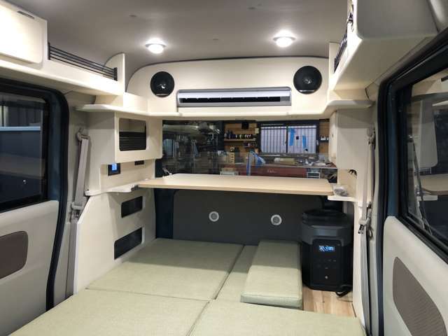 モデル名はFrozooUP（フローズーアップ）です。吊り下げ式の12Vクーラー搭載でわんちゃんとお出かけをコンセプトに車内広々シンプル仕様です、電源はポタ電と外部電源を使用します、今回はポタ電も込みの価格です