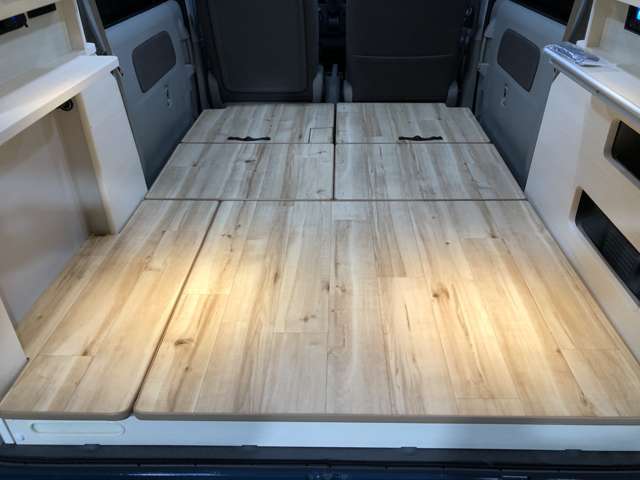 わんちゃん仕様のフローズーシリーズの特徴の一つ、フラットフロア！木目のクッションフロアはワンちゃん用のクッション性のある素材です。