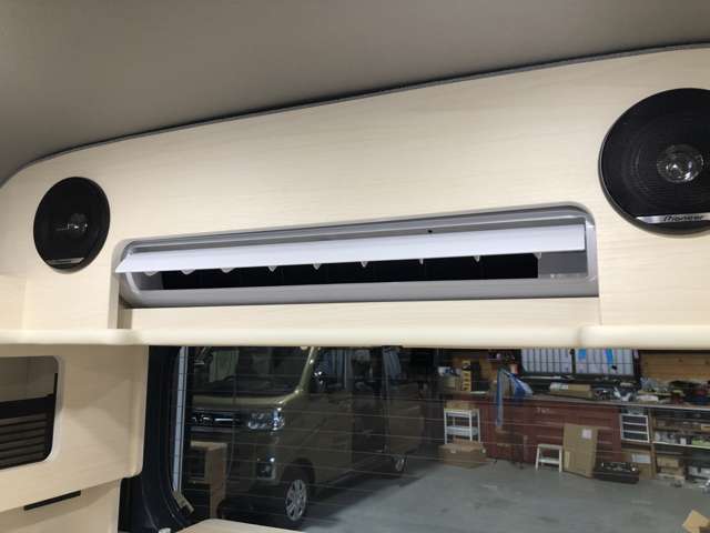 車両後方の上部、デッドスペースに吊り下げ式の12Vクーラーを設置した、フローズーアップ！柔らかな風でさらに理想的な風の流れで効率的に車内を快適環境にします。