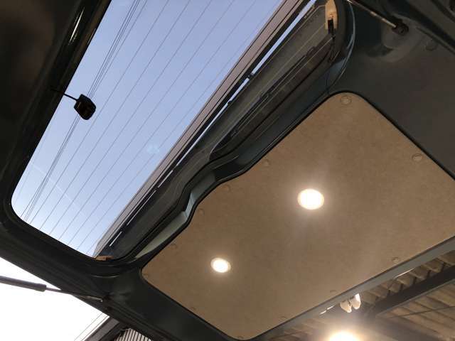 バックドアを開けて便利に使えるLED照明は3段階の調光機能付きです。