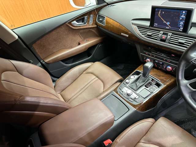 輸入車ディーラー採用のドライブレコーダーも選べます。万が一の事故の際のお守りとしていかがでしょうか？その他様々なオプションをご用意しております。