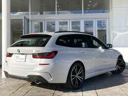 時代を超える美しさ。磨き抜かれたエアロダイナミクスが瞳を奪う。一目で伝わるスポーティーなプロポーションは、BMWの走行性能を生み出すのに欠かせない要因の一つです。