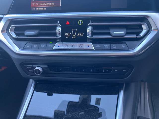 エアコンは、運転席と助手席で個別に温度設定することが可能です！