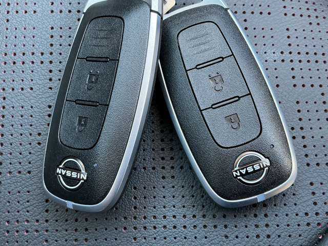 インテリジェントキー★このキーが車内にあればエンジンプッシュスタートボタンを押すとエンジン始動可能です！！