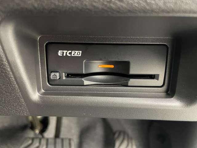 【ETC】有料道路を利用する際に料金所で停止することなく通過できる、ETC車載器（ノンストップ自動料金収受システム機器）が装備されています。セットアップを行うことで利用可能になります。