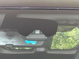 【エマージェンシーブレーキ】走行中に前方の車両等を認識し、衝突しそうな時は警報とブレーキで衝突回避と被害軽減をアシスト。より安全にドライブをお楽しみいただけます。