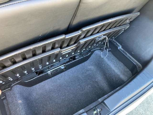 トランク下には大きな収納スペースが有りさらにたくさんの荷物が積めます