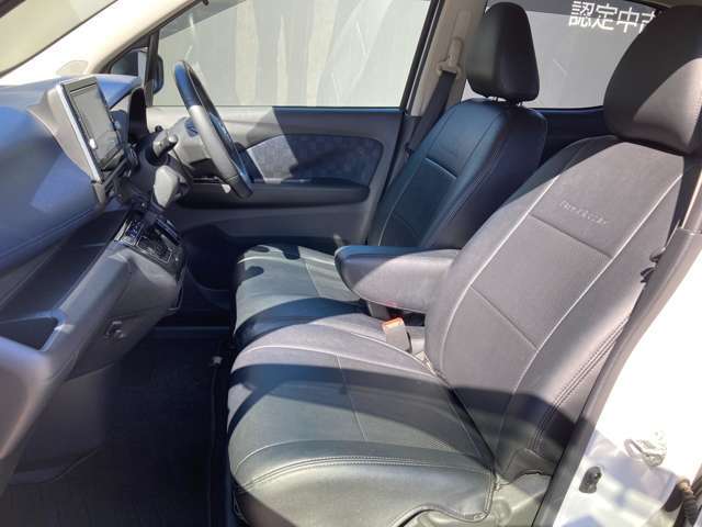 運転席シートには肘掛もついてます。