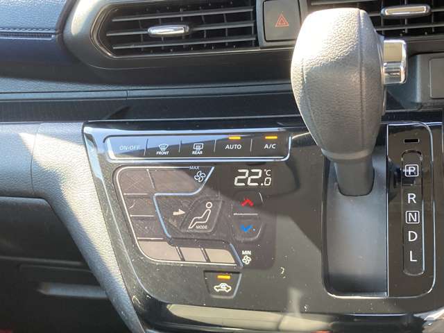 エアコン操作パネルはタッチパネル式なのでスッキリしていて操作しやすいだけではなくお手入れも簡単です！