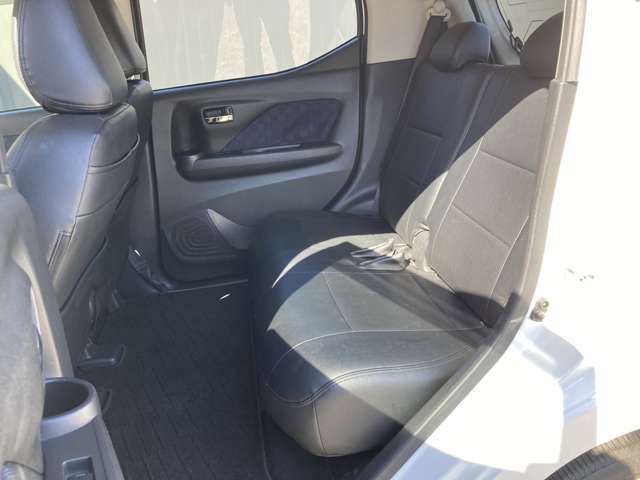 後席は、足元の空間も広くゆったり座れます