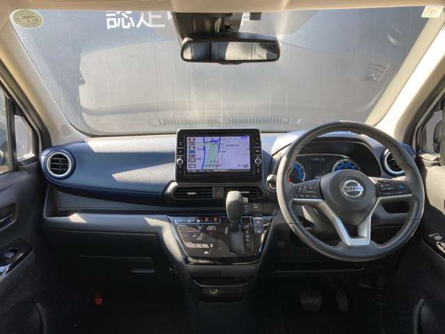 おしゃれな内装でフロントガラスも大きく視界も良好です！