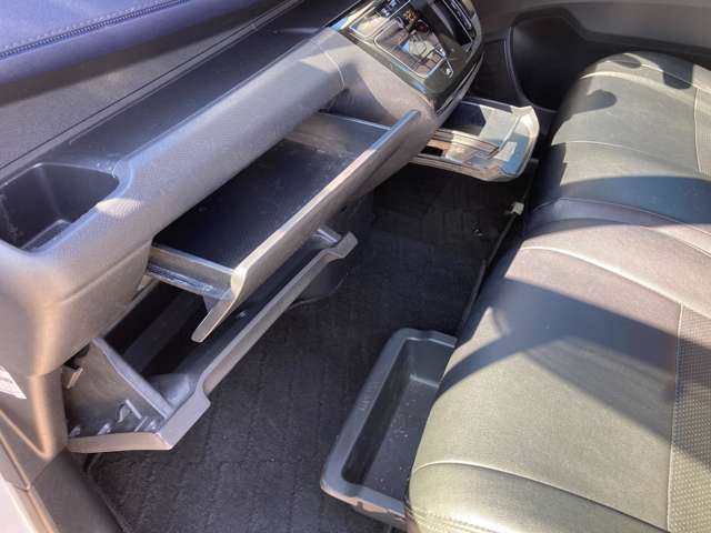 助手席には収納がたくさんありますので、何かと便利です！