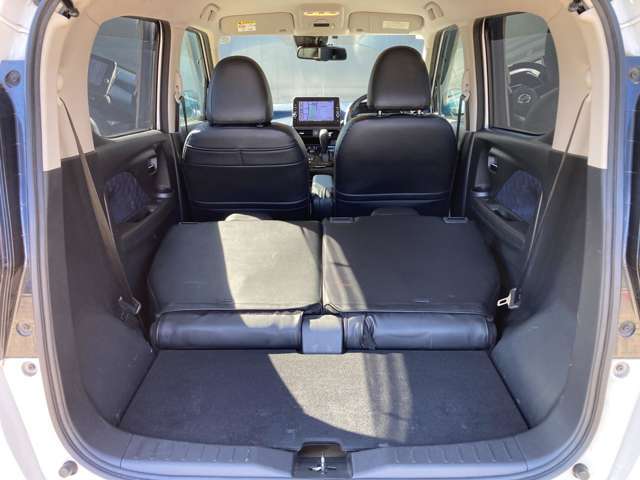 シートを前に倒すと、さらにたくさんの荷物が載せられます