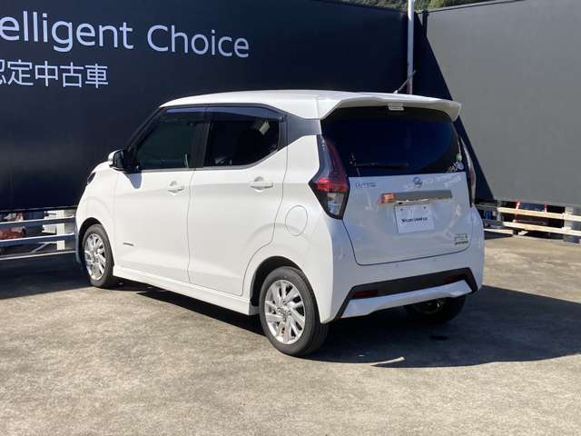 後方の障害物と衝突の危険が高まるとブレーキが作動し、衝突の回避または被害軽減を図ります。