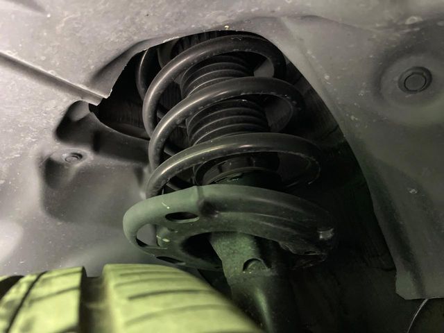 お車を安心してお乗りいただく為には、足回りの定期点検が欠かせません。サービスサポート（有償保証）では無料点検もご提供しており、安心のカーライフをお過ごしいただけるサポート体制が整っています。
