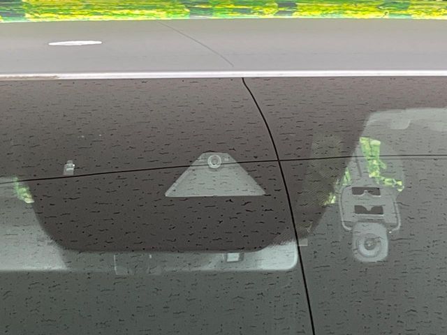 【i-ACTIVESENSE】走行中に前方の車両等を認識し、衝突しそうな時は警報とブレーキで衝突回避と被害軽減をアシスト。より安全にドライブをお楽しみいただけます。