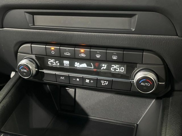 【左右独立型フルオートエアコン】運転席と助手席でそれぞれお好みの温度に設定可能。同乗者にも配慮した、快適な空調をお届け致します。