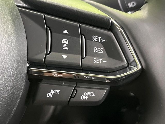 【マツダ・レーダークルーズコントロール】高速道路での長距離走行が楽に！自動で速度を保つクルーズコントロールが、衝突軽減システムと連携し、前方の車両を感知して車間を保つように速度調節してくれます！！