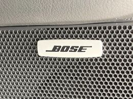 【BOSEサウンドシステム】メーカーオプションの高品位サウンドシステムを搭載。専用のチューニングが施された大小様々なスピーカーから良質なサウンドが奏でられ、臨場感あふれる音響空間を演出します。
