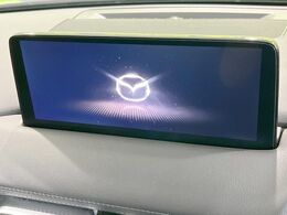 【10.25インチマツダコネクト】車内の雰囲気にマッチした大型ディスプレイ。スマホ接続でのナビ使用やBluetooth再生等、様々な機能が楽しめます。直感的なダイヤル操作が可能で、使い勝手も良好です。