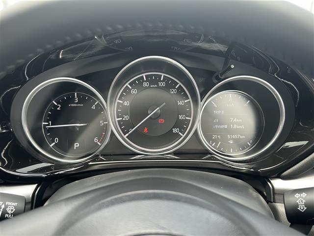 【ディスプレイ付きメーター】燃費や車両状態をスピードメーターの傍に表示することで、クルマの状況を把握しながらドライブできます。