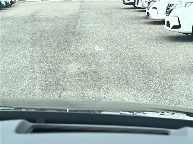 【HUD（ヘッドアップディスプレイ）】運転席前方のフロントガラスに速度情報や運転をアシストする情報などを表示。視線を落とさずに速度を確認できるので、よそ見による事故を減らしてくれます。