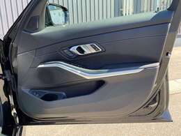 マットブラックにホワイトのLIBERALAのロゴの建物と看板が目印です。