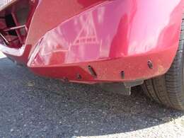 フロントバンパー左側下部にワレの補修がございます