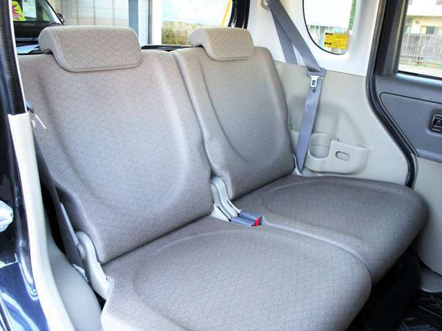 足元広々、ゆったりとした後部座席です。後部座席でリラックスした快適な空間でドライブはいかがですか。