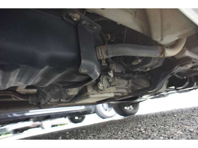 防錆塗装もされていたお車ですので下廻りの痛みはありません。