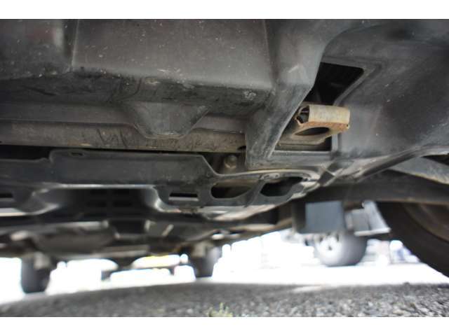 防錆塗装もされていたお車ですので下廻りの痛みはありません。