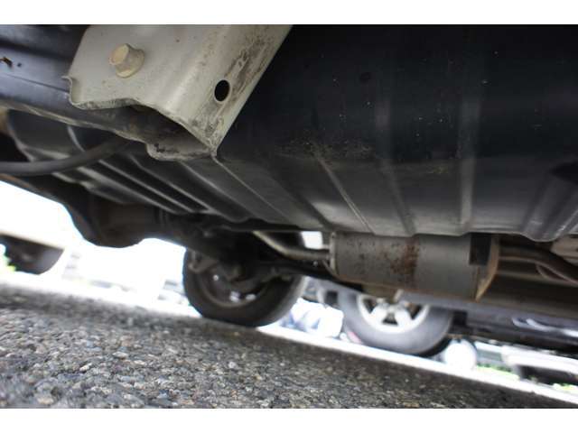 防錆塗装もされていたお車ですので下廻りの痛みはありません。