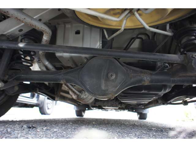 防錆塗装もされていたお車ですので下廻りの痛みはありません。