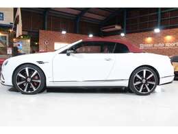 洗練されたホワイトボディに、アクセントとして施された赤幌ディテールが際立ち、エクステリアの存在感を一層引き立てています。