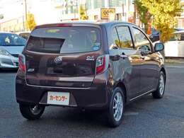 ボディへの景色の映り込みをご覧ください。ツルツルボディじゃないと、こうはいきませんよね。