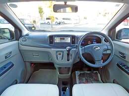 インパネATで足元スッキリ！助手席への移動も楽々です！！