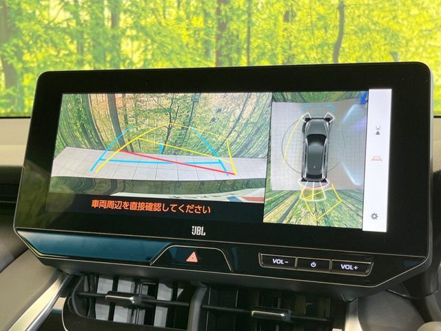 【マルチテレインモニター】車のフロントやサイドのカメラ画像を同時にモニター表示することで、悪路や狭い道を走行時でも周囲の状況確認ができ安心！本格SUVにうれしい装備です♪
