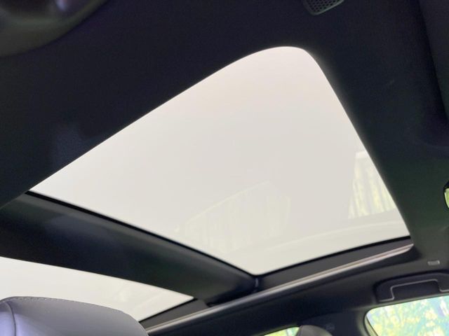 【サンルーフ】開放感たっぷりの希少装備、サンルーフが装着されています！車内に明かりを取り入れたり景色を楽しむ以外にも、車内の空気も簡単に換気できて快適です！