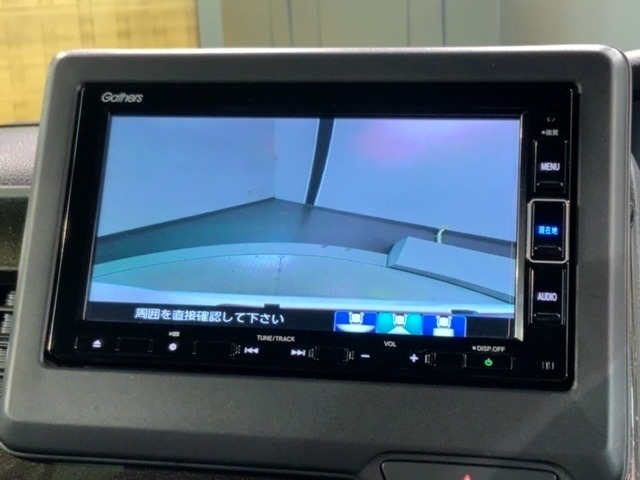 リバースギアに入れるだけで後方の表示へ切り替わります。夜間や雨の日の駐車も楽になりますよ。