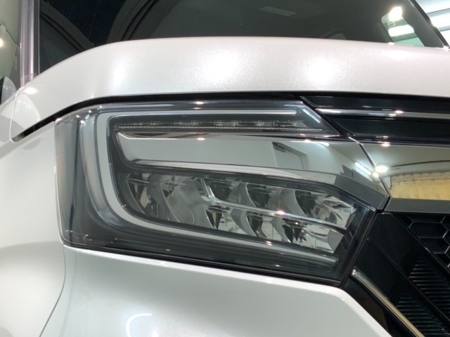 LEDヘッドライトは、点灯の瞬間から最大光量を発揮し、突然暗くなるトンネルなどでの安定感を高めます。