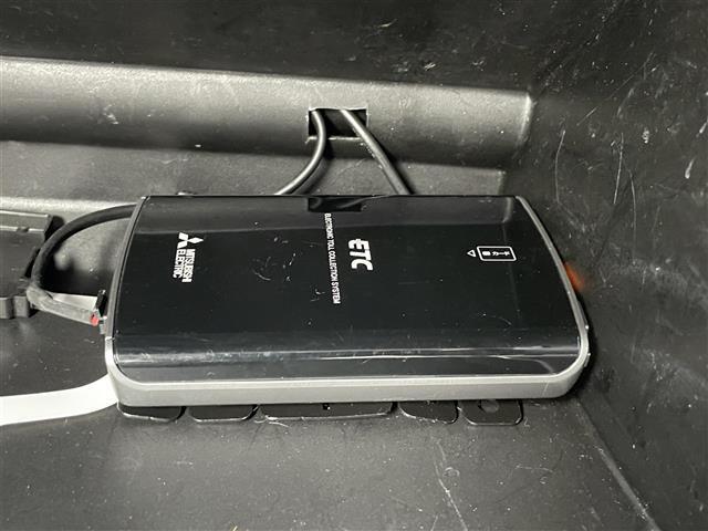 【ETC】有料道路を利用する際に料金所で停止することなく通過できる、ETC車載器（ノンストップ自動料金収受システム機器）が装備されています。セットアップを行うことで利用可能になります。