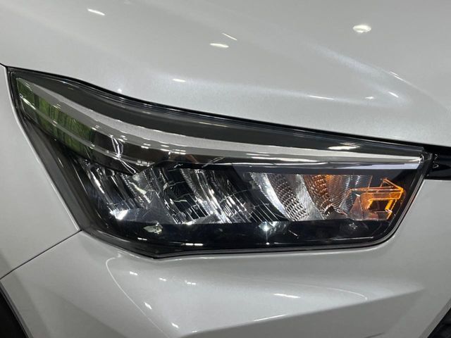 【LEDヘッドライト】悪天候や夜間走行時も良好な視界を確保し安心して運転できる高輝度LEDヘッドライトを装備！点灯速度が早く、消費電力も抑えられています。