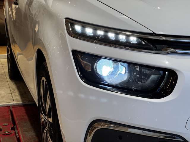 LEDヘッドライトを搭載！夜間走行も明るく照らします！
