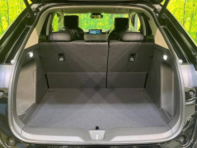 普段のお買い物や通勤、送迎等に十分な荷室スペースを確保しております。セカンドシートを倒すと、大きな荷物の積載も可能です♪