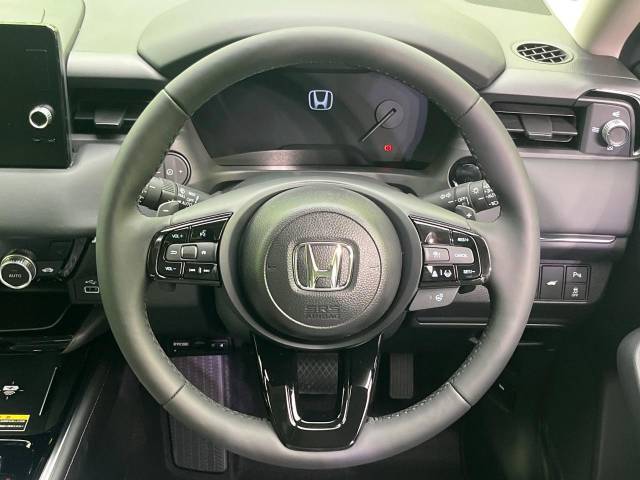 【純正革巻きステアリング】上質な革を使用することで、手にしっかり馴染みとても運転しやすいハンドルです♪