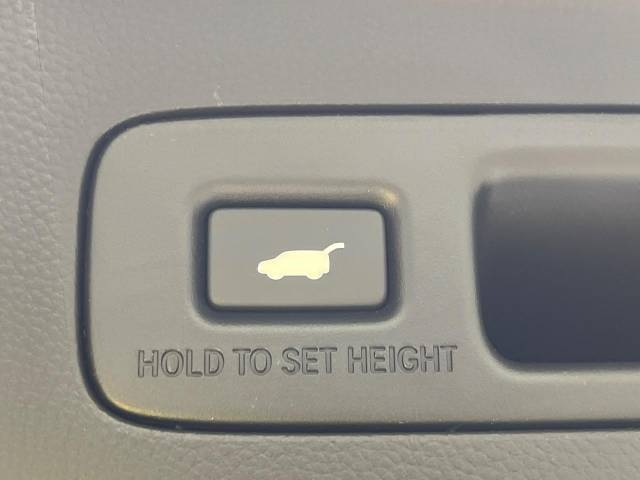 【パワーバックドア】スマートキーや運転席のボタンを押すだけでリアゲートが自動で開閉します！荷物を持っている時や、高い位置にあるバックドアを閉める際に便利な機能です♪
