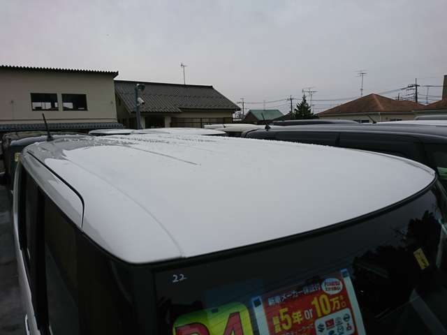 ボディに浅いヘコミが複数ございます。実際にお車の状態をご確認ください。細かな箇所の追加写真などの対応は原則として行っておりません。ご来店のご予約枠には限りがございますので、お早めのご予約をお願いします