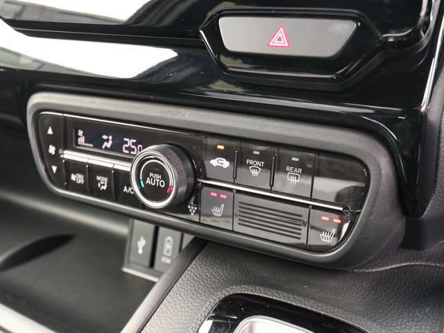 ★オートエアコン★自動車室内の希望温度を設定すると、自動的にヒーターやクーラーの温度調整や風量調整、内外気切り替えなどを行ってくれる快適装備です！